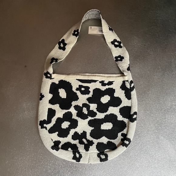 Knit Flower Shoulder Bag in Black & White, NWT. - Picture 4 of 16
